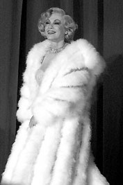 Judy Winter in dem Stück "Marlene", die Bühnenhommage an Marlene Dietrich von der englischen Autorin Pam Gems